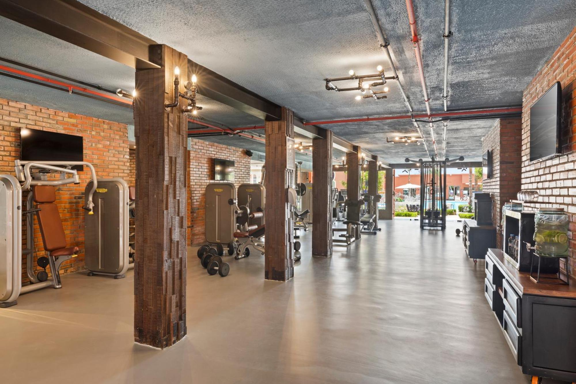 ซาวอย เลอ กร็อง โฮเต็ล มาราเกช Hotel มาร์ราเกช ภายนอก รูปภาพ The photo shows a modern gym interior with a spacious layout. It features a polished concrete floor and exposed brick walls, giving it a contemporary yet industrial feel. There are various pieces of gym equipment, including weight machines and free w